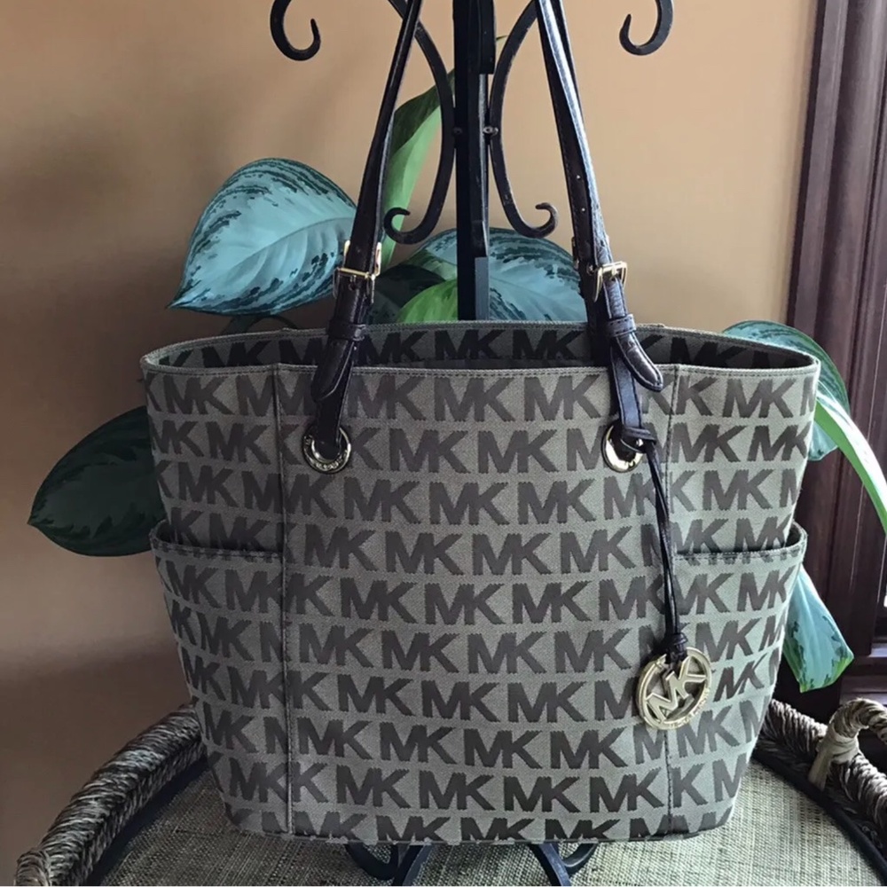 MICHAEL KORS JET SET MK BROWN & BEIGE CANVAS FABRIC LEATHER TRIM TOTE HANDBAG.